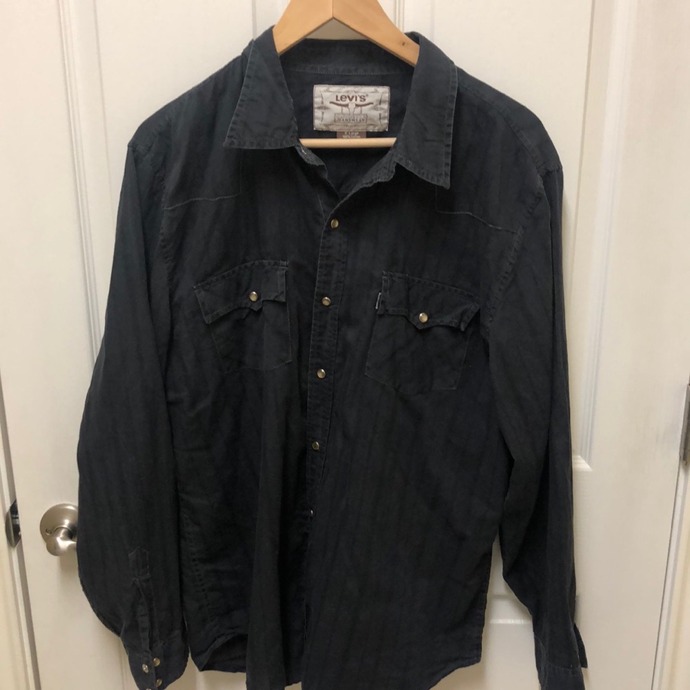 Black Levi’s Pearl snap XL